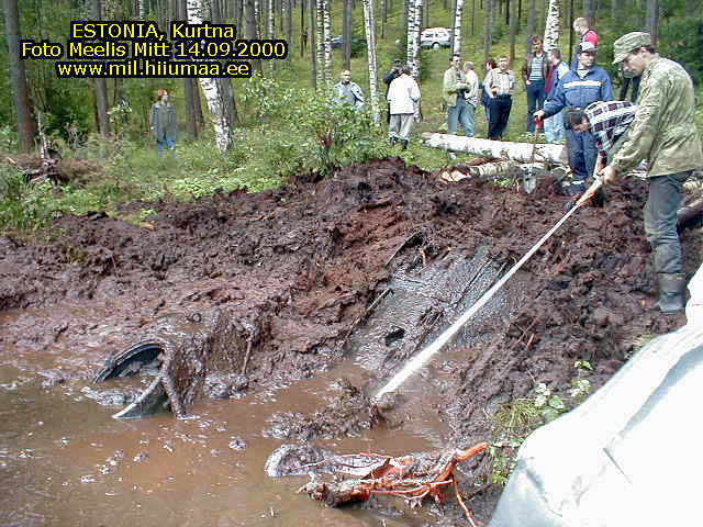 http://www.mil.hiiumaa.ee/2000_09_14_kurtna_T-34-36/2002-09-14-Estonia-Kurtna_tank_T-34_04.jpg
