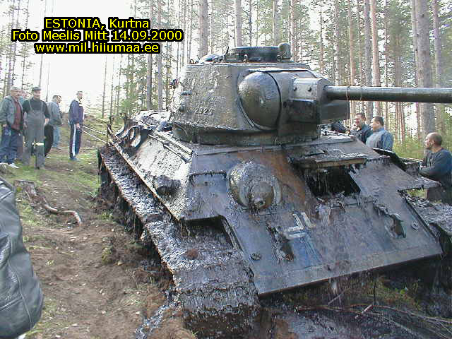 http://www.mil.hiiumaa.ee/2000_09_14_kurtna_T-34-36/2002-09-14-Estonia-Kurtna_tank_T-34_12.jpg