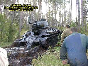 2002-09-14-Estonia-Kurtna_tank_T-34_11.jpg
